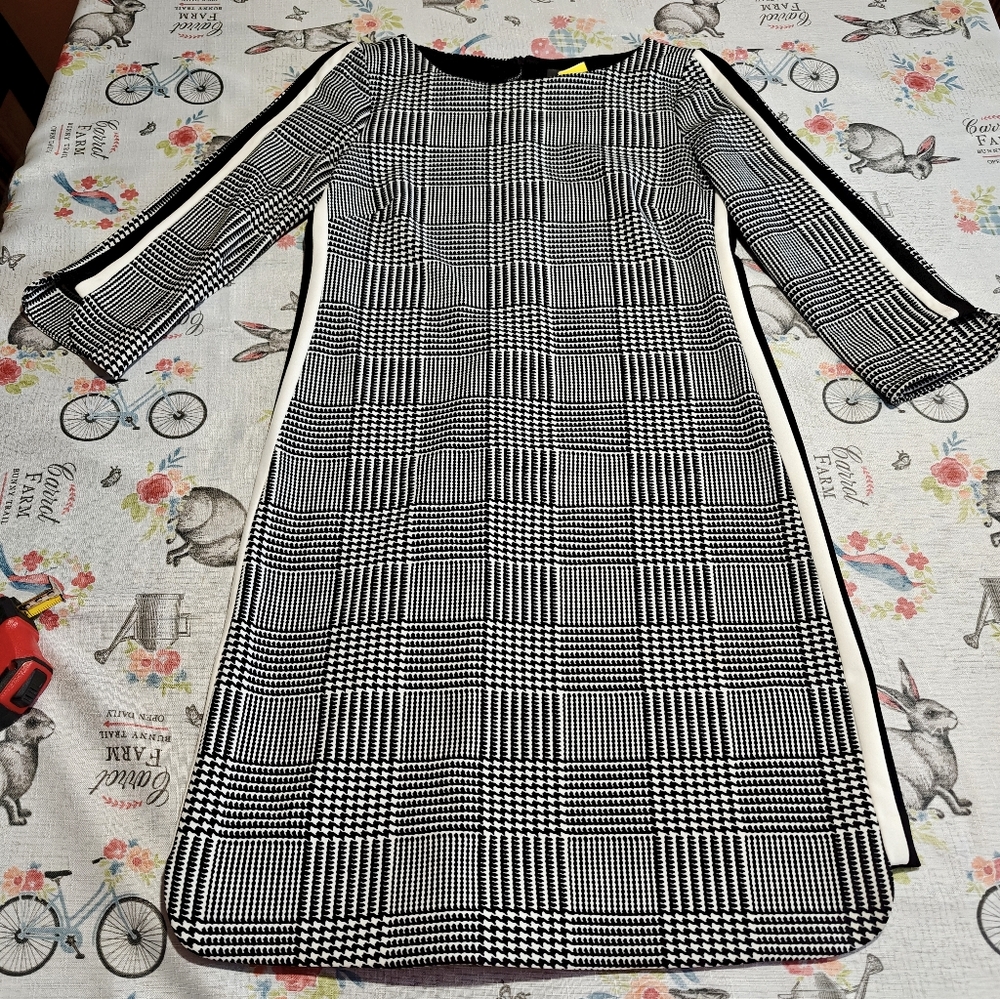 Vince Camuto Black White Dress Size 4 Print Style. Zipper Striped Side